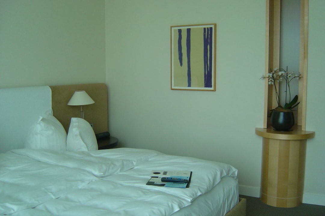 Rechte Seite vom Bett The Ritz-Carlton Wolfsburg