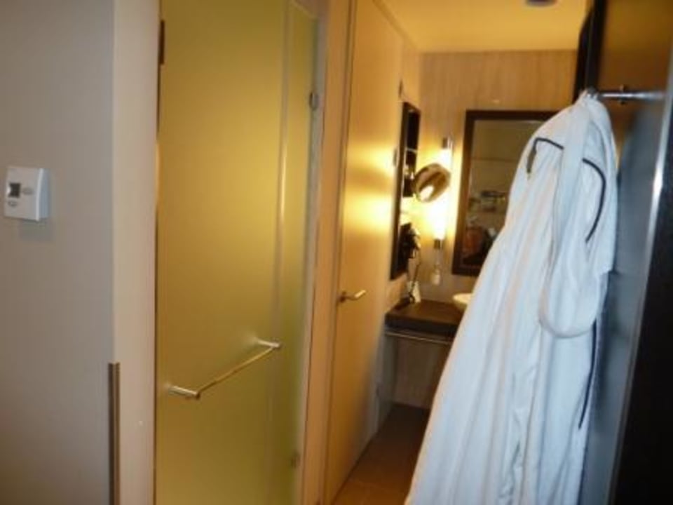 Bad / Dusche Lindner Hotel Vienna Am Belvedere, part of JdV by Hyatt