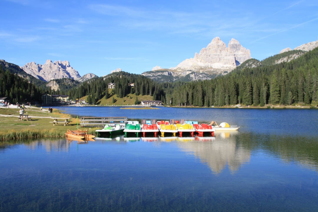 Misurina See mit Drei Zinnen (Hotel links hinten) Grand Hotel Misurina