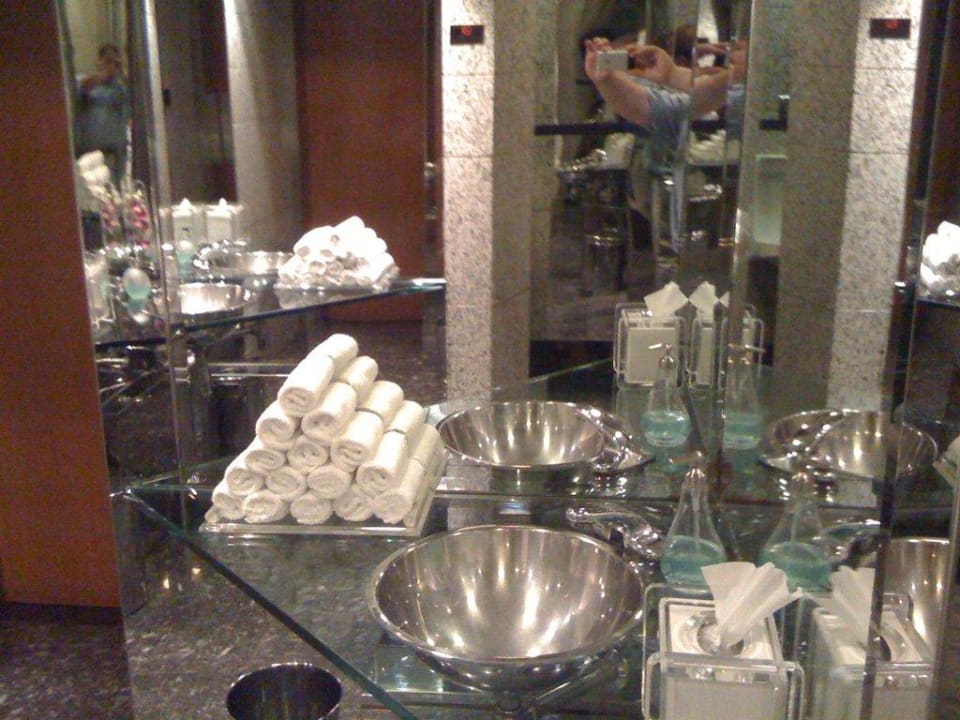 Bad sehr edel, Granit, Stahl und Glas Golden Sands Hotel Creek