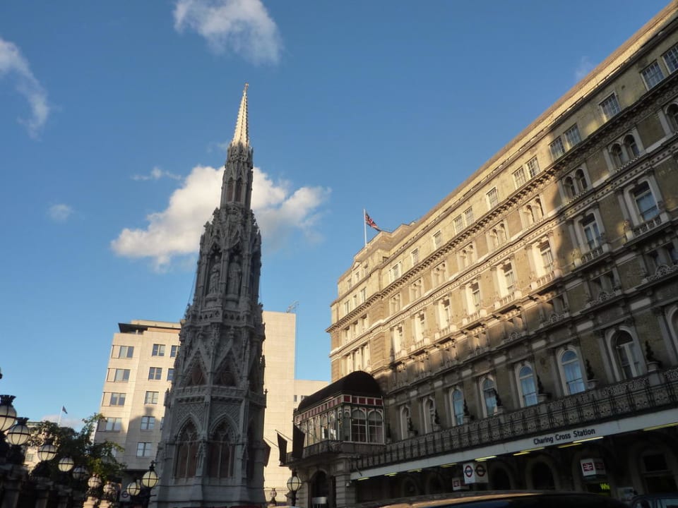 Statue vorm Hotel The Clermont London, Charing Cross