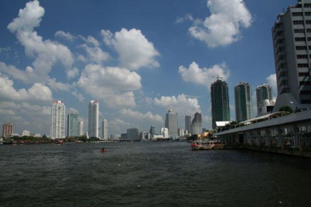 Blick Richtung City vom Anleger aus Ramada Plaza by Wyndham Bangkok Menam Riverside
