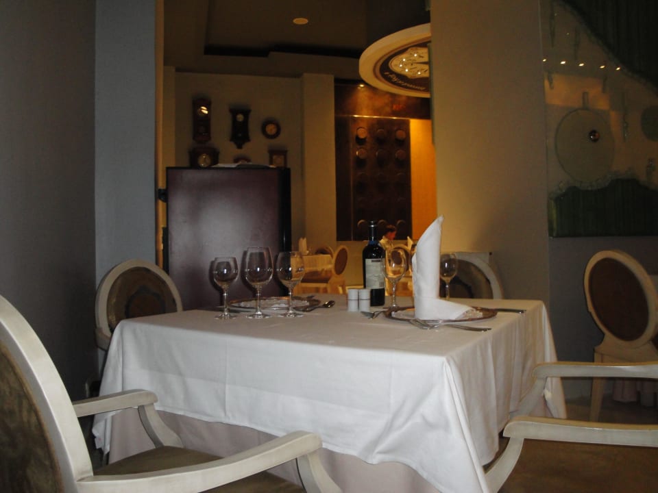 Gedeckter Tisch im Gourmetrestaurant JOIA Bávaro by Iberostar