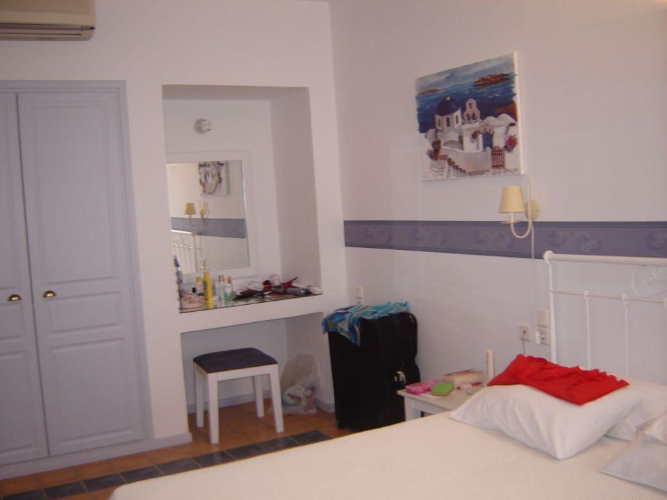 Blick auf Frisiertisch und Kitchenette. Lilium Santorini Hotel