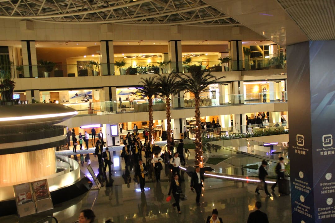 Blick von der 2. Etage Regal Airport Hotel