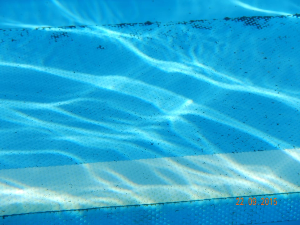 Schwarze Ablagerungen im großen Pool Pestana Promenade Ocean Resort Hotel