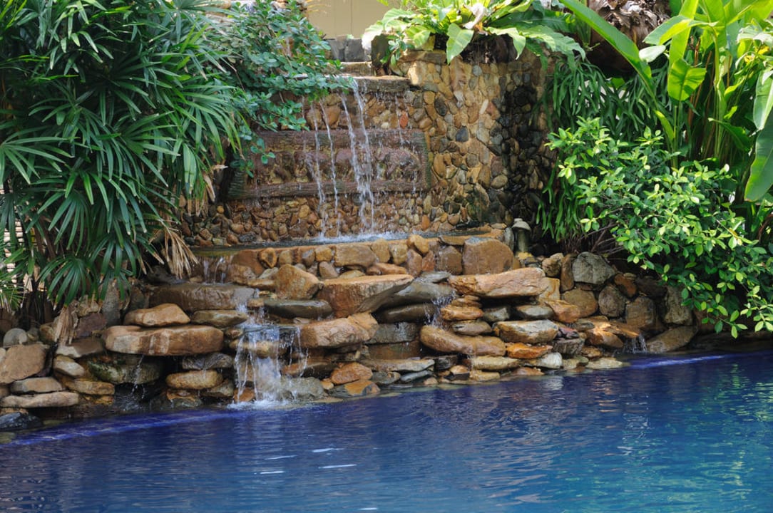 Kleiner Wasserfall im Pool Hotel Garden Resort