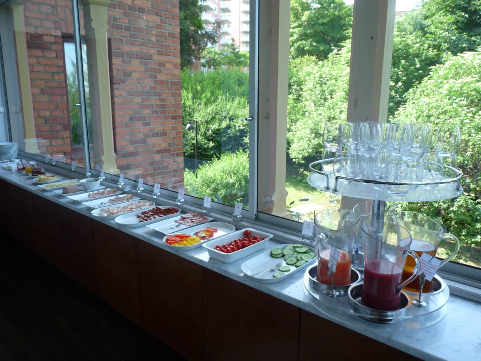 Eines der zwei Frühstückbuffets Hotel J