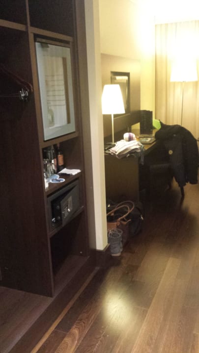 Schrank und Schreibtisch NH Collection Dresden Altmarkt