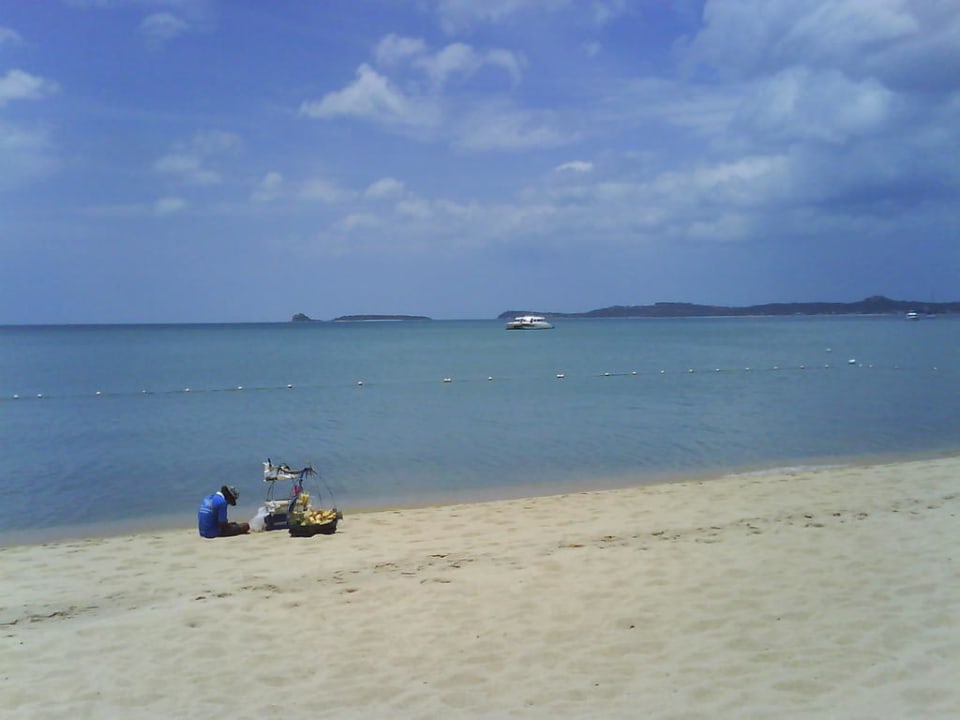 Strand vorm Hotel mit nervigen Strandverkäufern NH Collection Samui Peace Resort