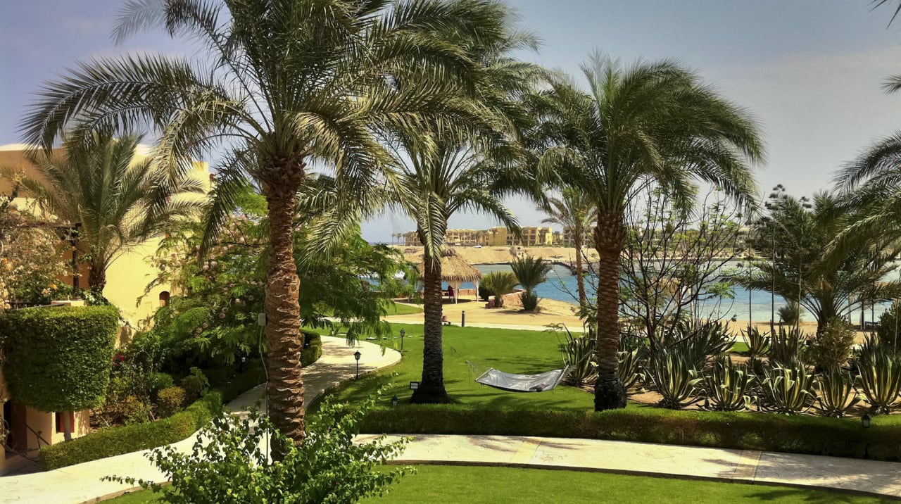 Blick vom Balkon auf die Hängematte und Meeresbucht Steigenberger Coraya Beach - Adults only