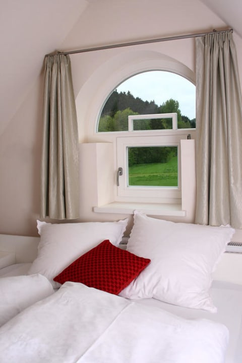 Schlafbereich mit Gaube Apartmenthotel Haus Berghoff