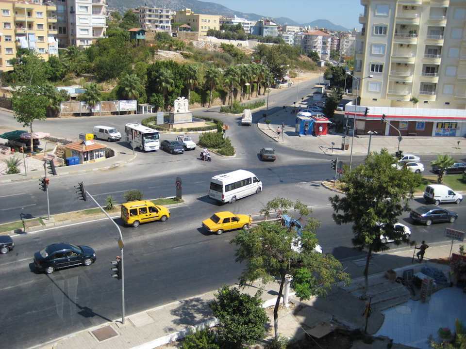 Hauptstrasse mit Kreuzungen vor dem Hotel Öncül Beach Hotel