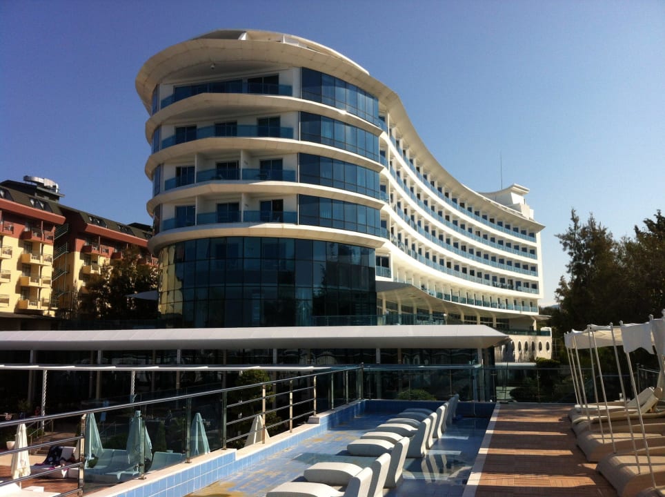 Blick vom Pool auf das Hotel Q Premium Resort