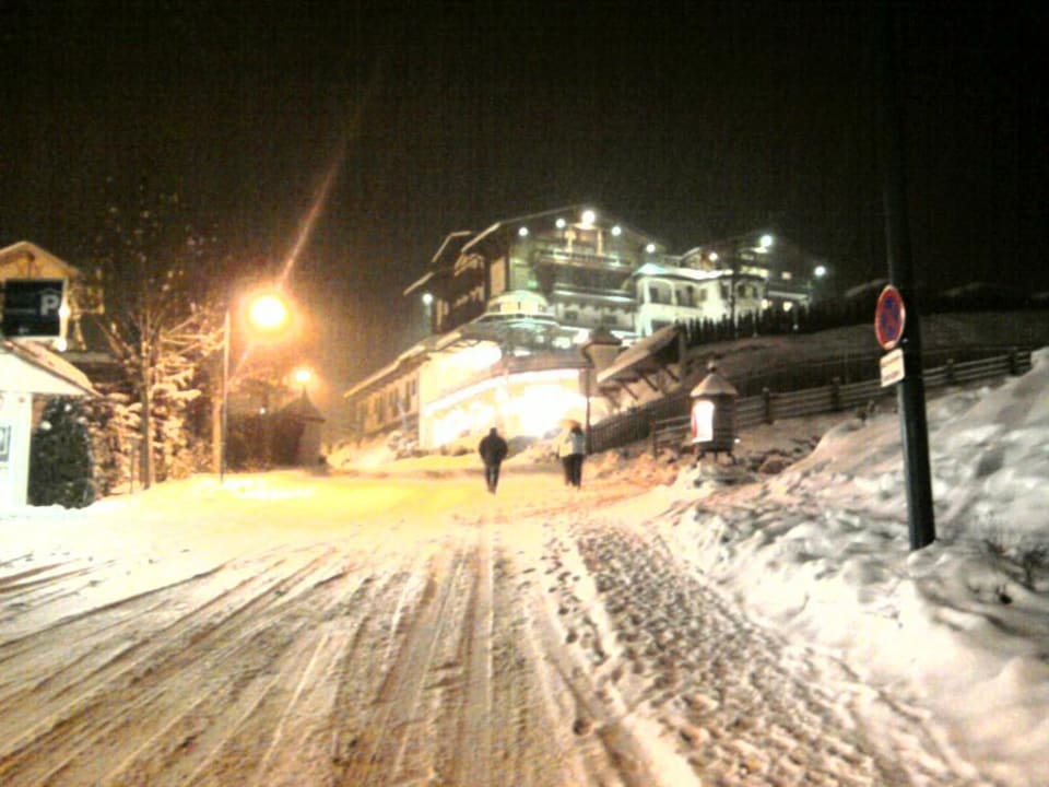 Im Schnee zurück zum Hotel Appartement-Pension Edelweiss