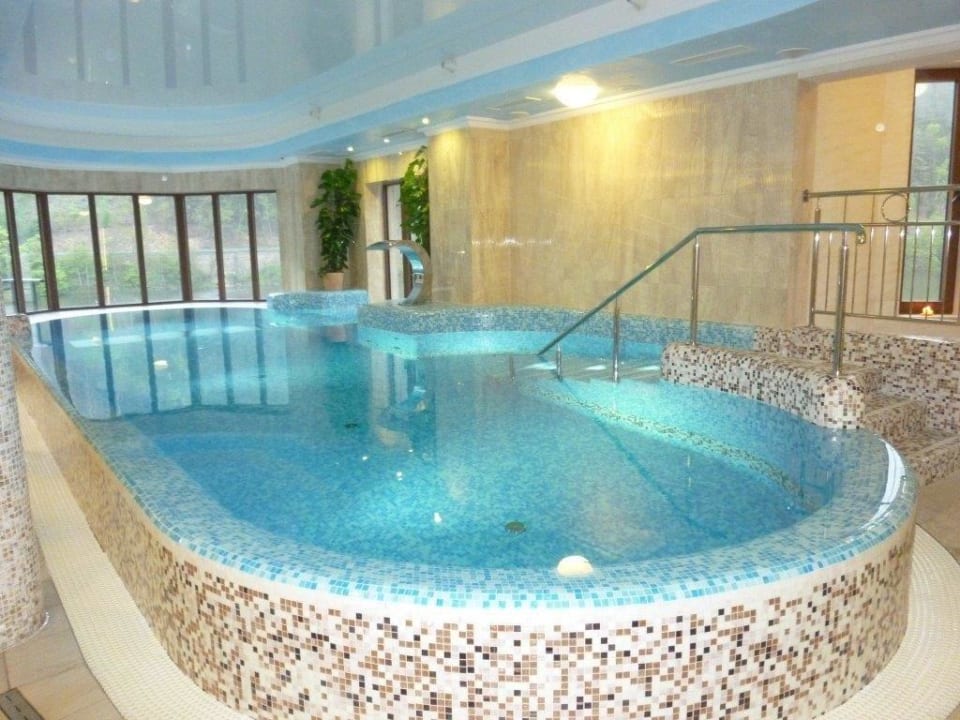 Bazén s protiproudem a fantastickým výhledem Retro Riverside Wellness Resort