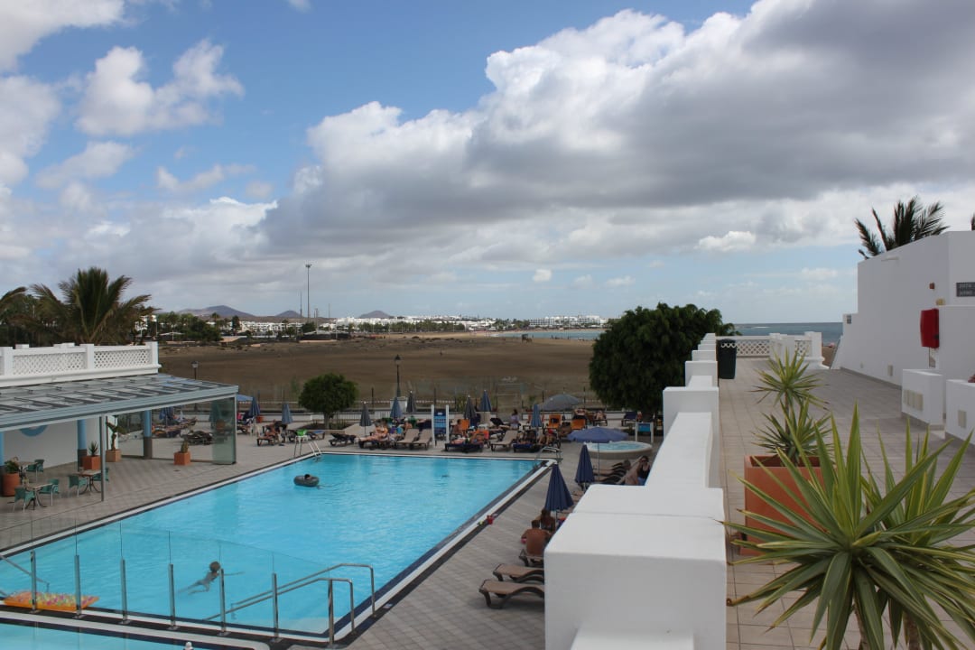 Blick zum Pool und Strand Hotel Las Costas