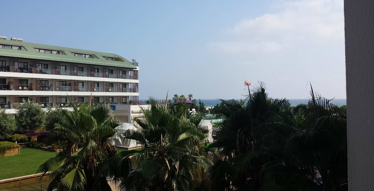 Blick auf die Bar über dem Hauptrestaurant Sentido Trendy Verbena Beach