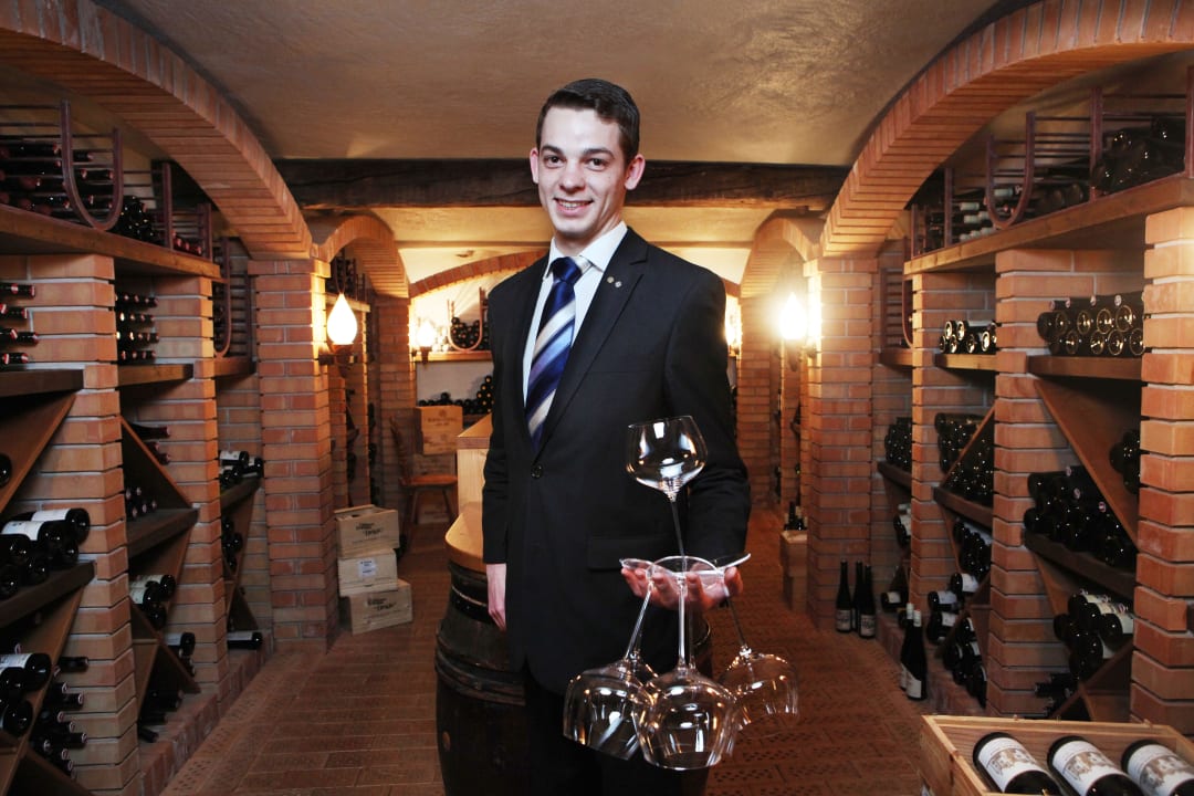 Sommelier im Weinkeller Gourmethotel Yscla