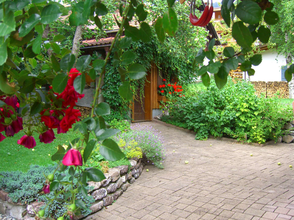 Gartenanlage Ferienwohnungen Schneider Bad Hindelang