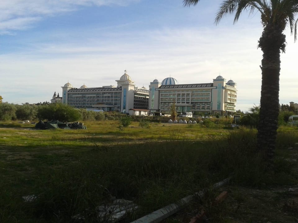 Liegt rechts westlich von La Grande Luna Blanca Resort & Spa