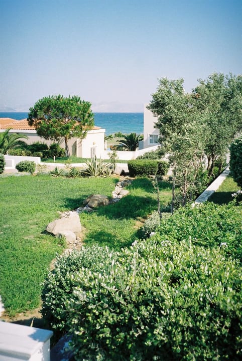 Zum Meer geht´s durch gepflegte Gartenanlagen Atlantica Marmari Palace