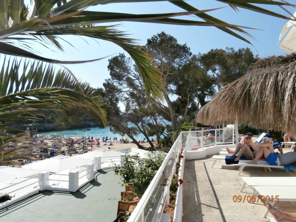 Liegen im hinteren Bereich mit Blick zur Bucht Grupotel Rocador