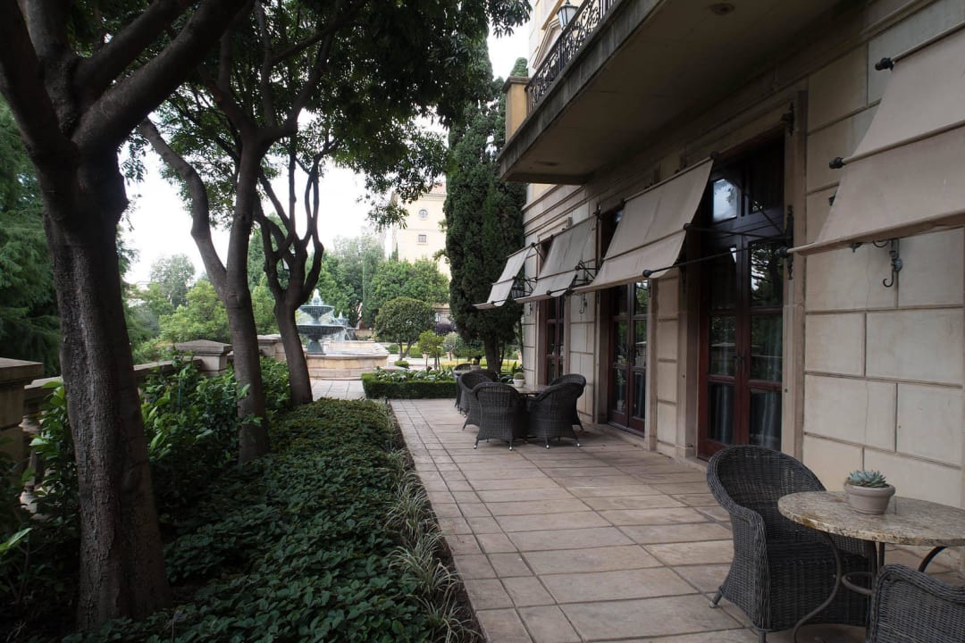 Weg am Seitenflügel des Hotels Hotel Palazzo Montecasino