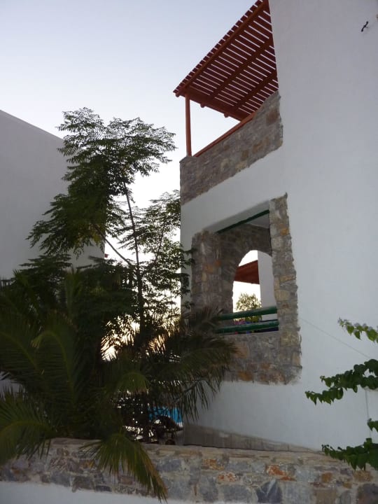 Durchblick zum Pool Hotel Yperia