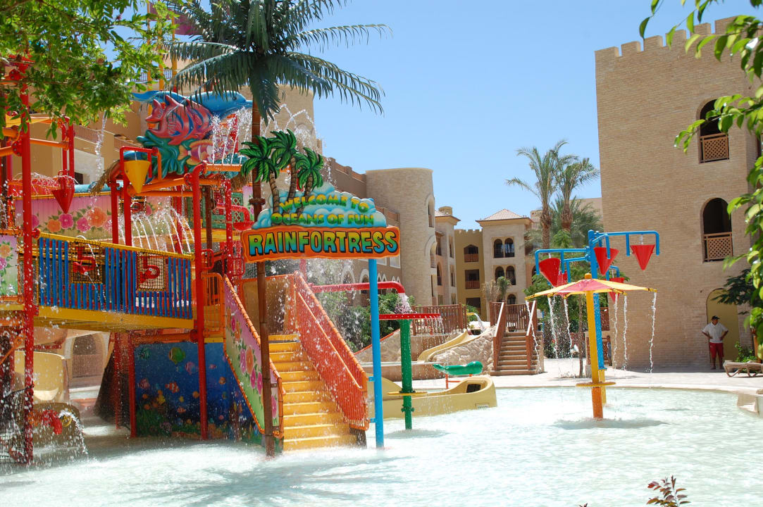 Eingang vom Wasserpark Rainfortress Grand Waterworld Makadi