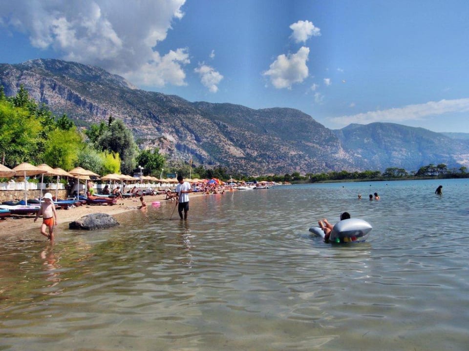 Blick vom Steg zum Strand Hotel Meri