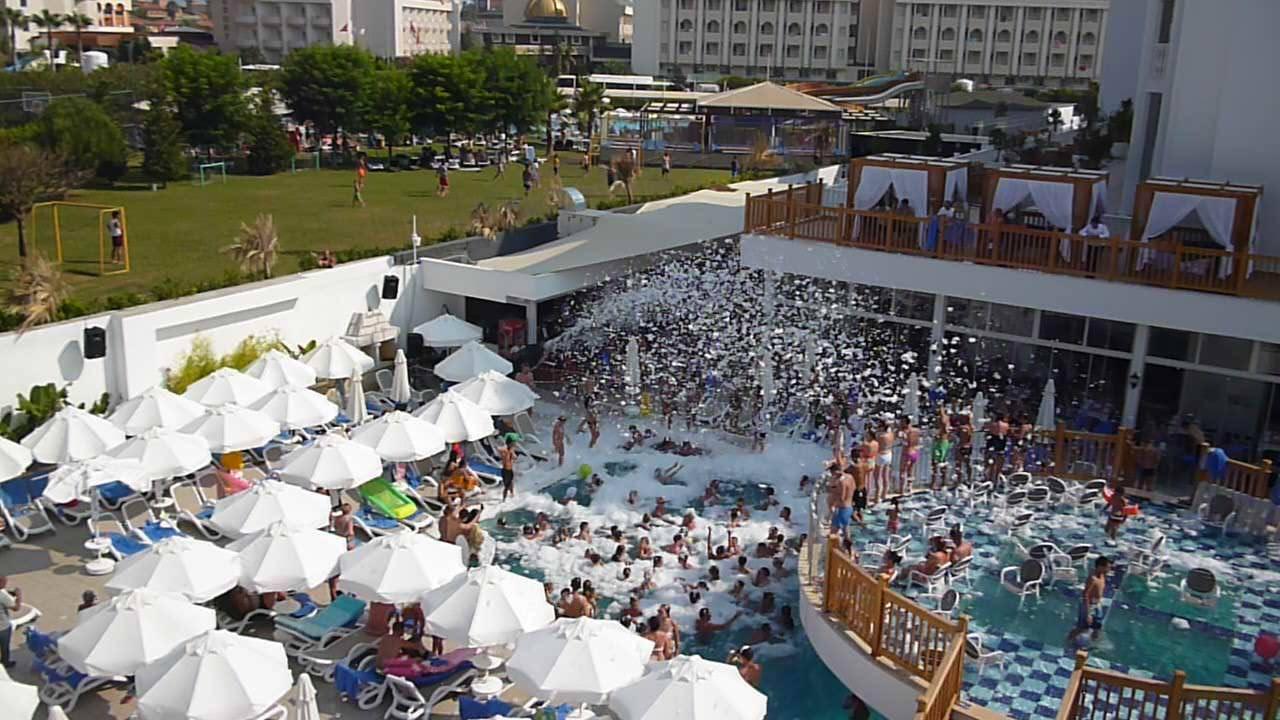 Nachbarhotel hatte Schaumparty gegen 16Uhr  Well Palace Side