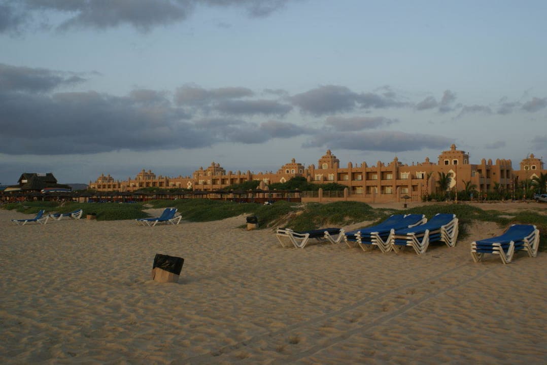 Blick vom Strand aus auf die Bungalows Hotel Riu Funana