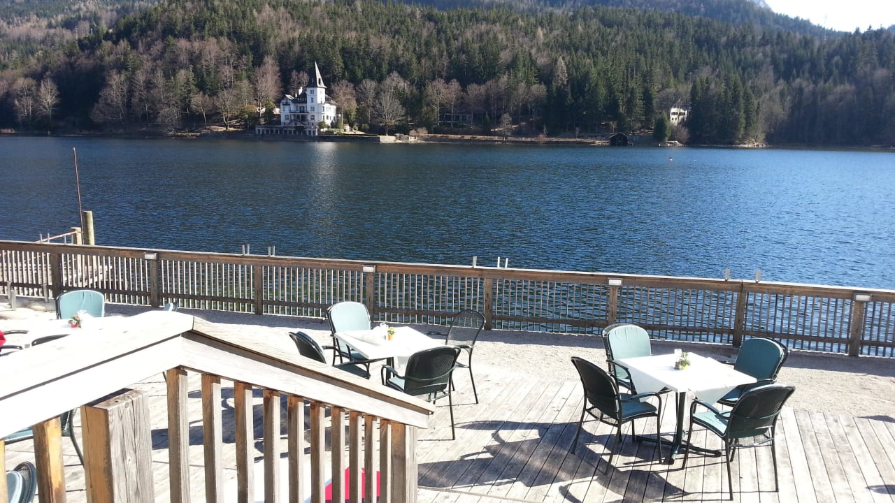 Vom Restaurant auf die Terrasse Seehotel Grundlsee