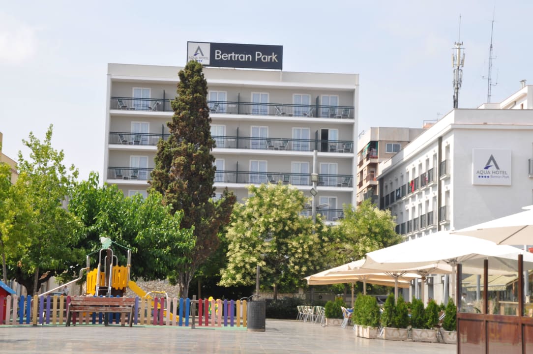Eingang zur Stadt AQUA Hotel Bertran Park