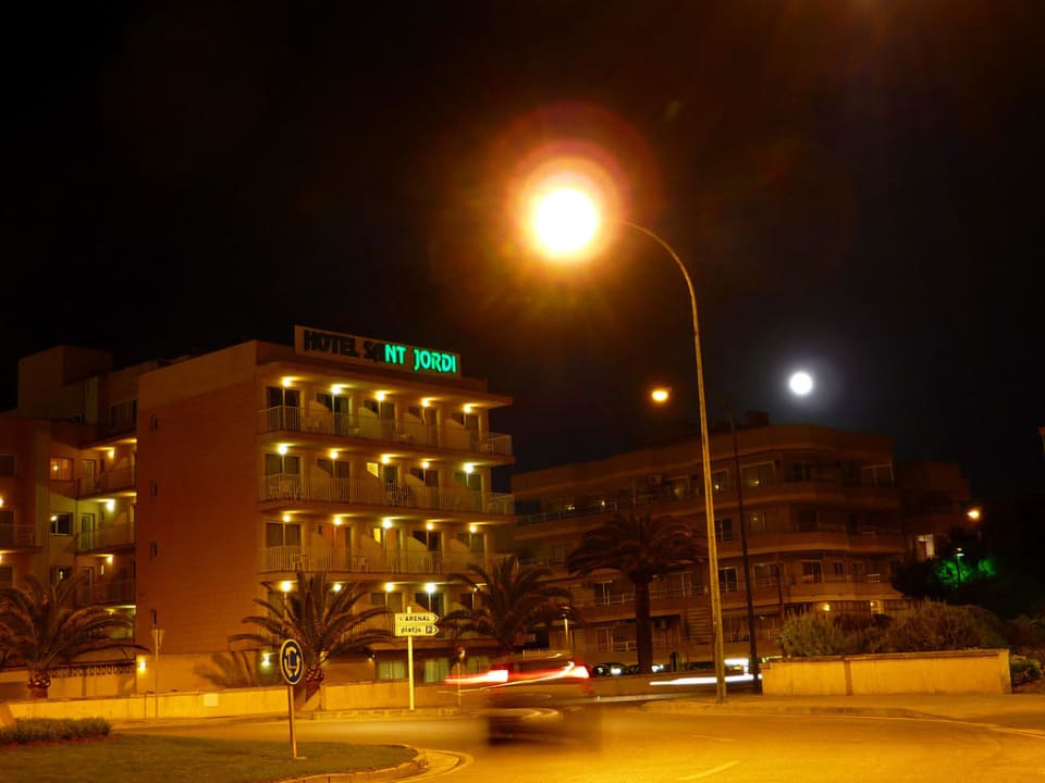 Das Hotel bei Nacht Hotel Sant Jordi