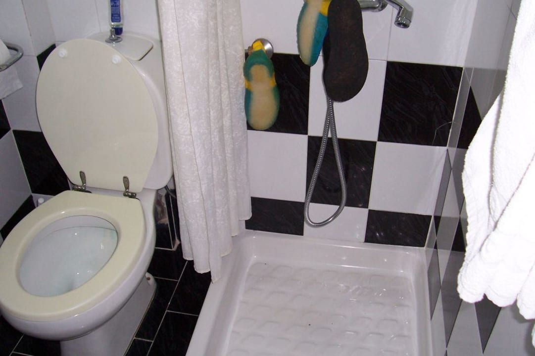 das etwas kleine bad Hotel Strogili