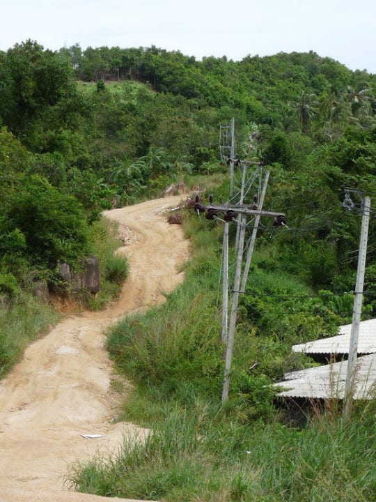 Straße zum Hotel Santhiya Koh Phangan Resort & Spa