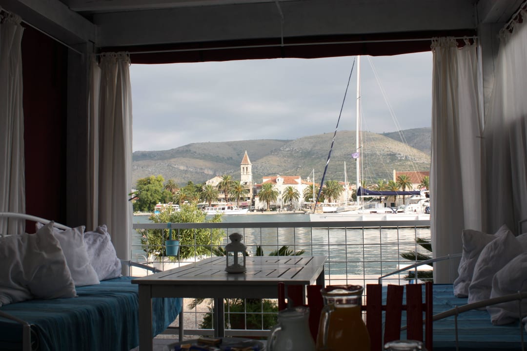 Frühstücks-Buffet mit Blick auf den Hafen Hotel Domus Maritima