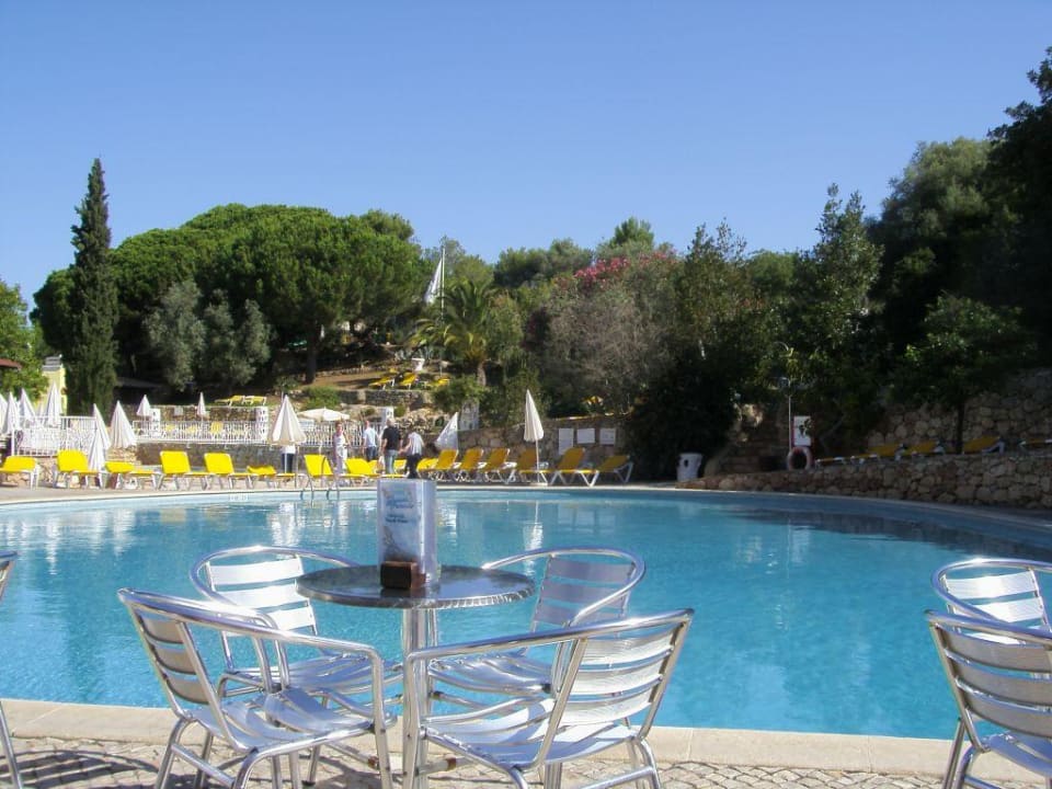 Poolbereich hinter Rezeption Hotel Quinta do Paraiso