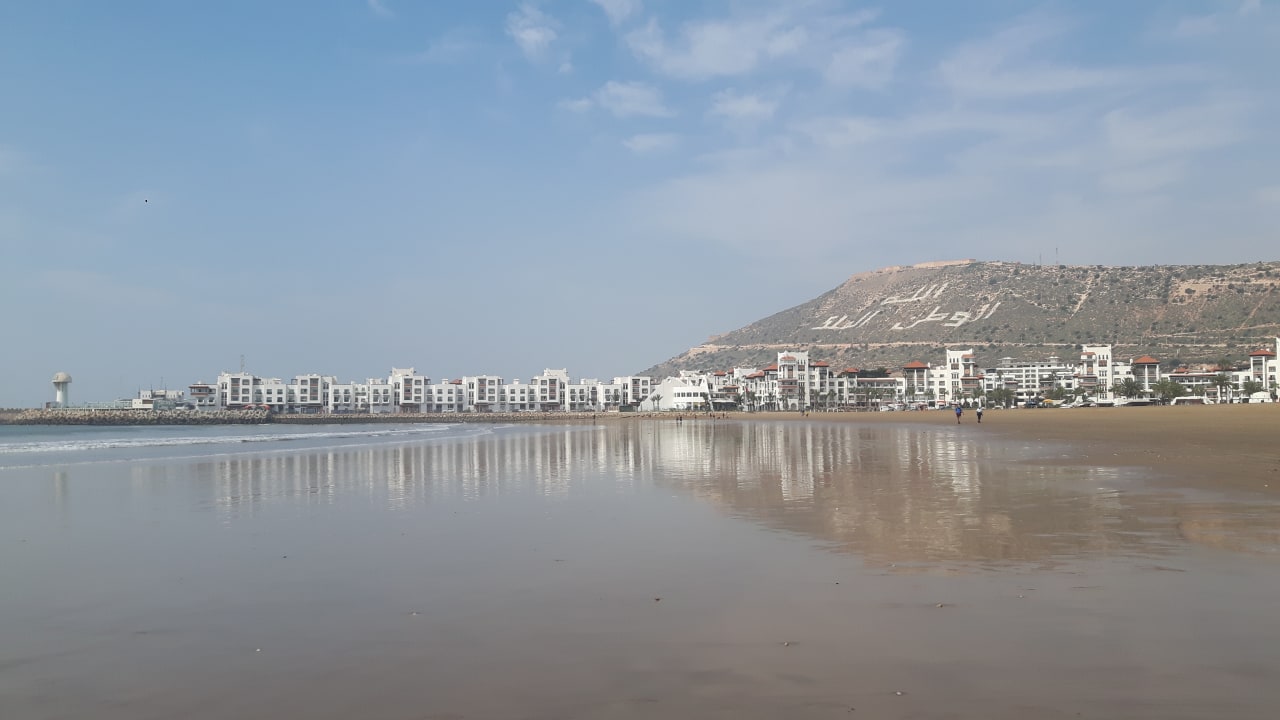 Dahinter ist der Hafen, über die Promenade zu erreichen Dunes D'or Ocean Club