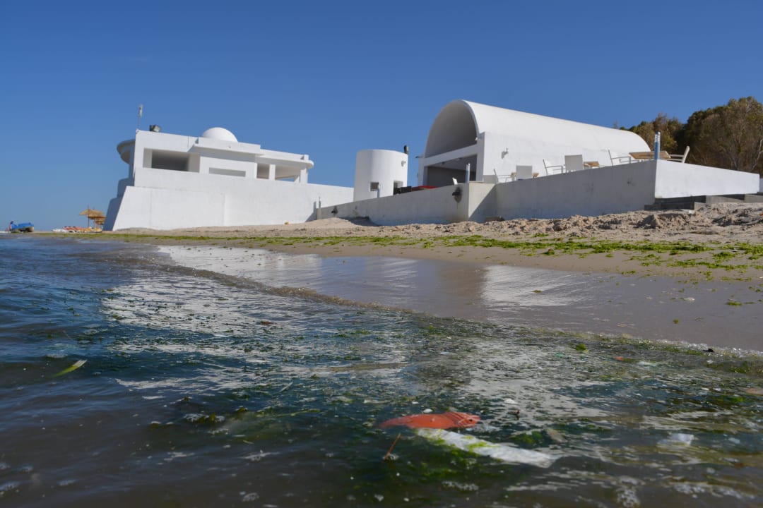 Schmutziges Wasser am Strand in Nähe Beach-Bar.  One Resort Aqua Park & Spa