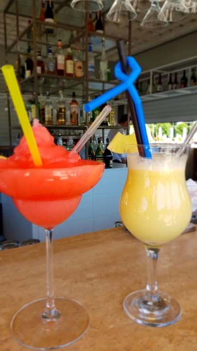 An der Poolbar gibt es leckere Cocktails Acanthus Cennet Barut Collection