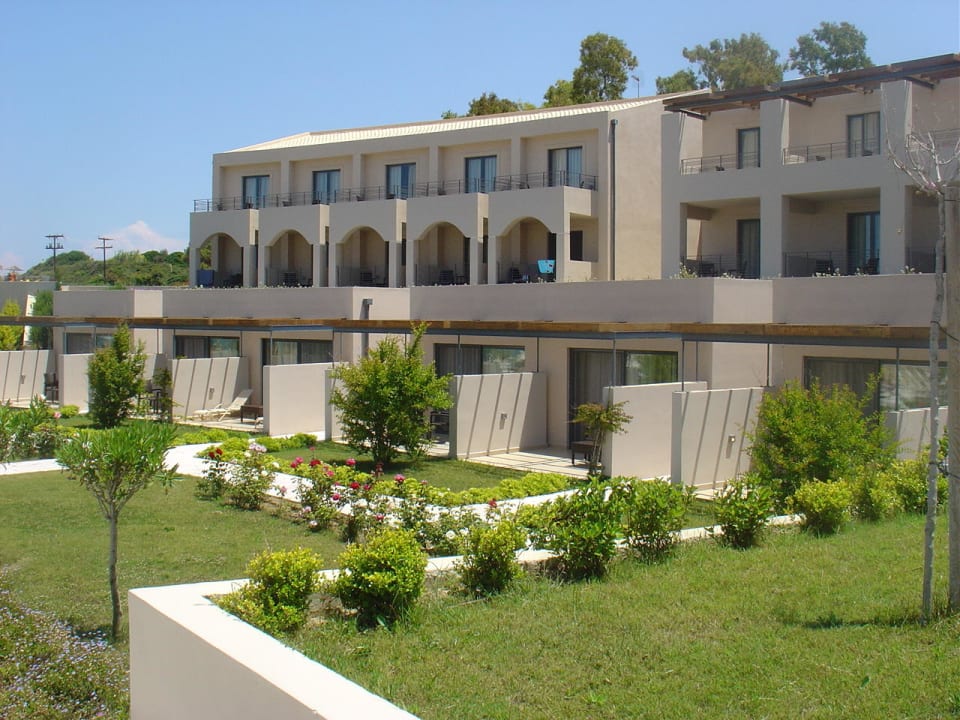 Gartenanlage und Zimmer Atlantica Eleon Grand Resort, Tragaki