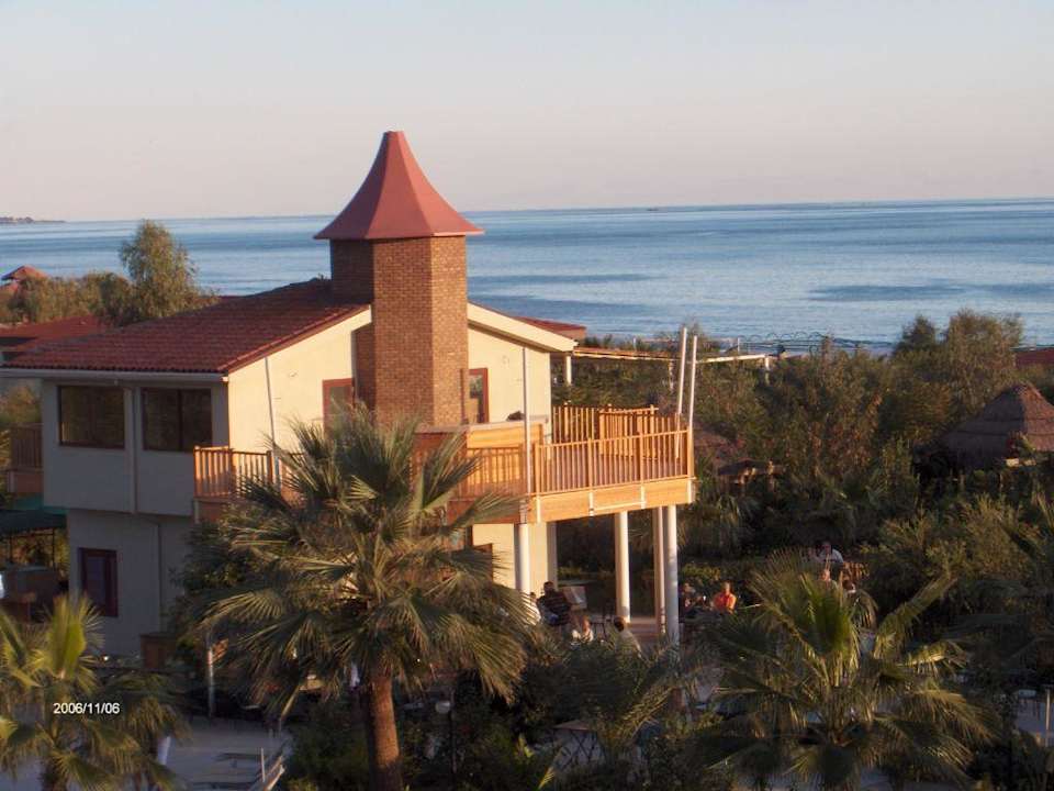 Blick aufs Meer mit Poolbar Bella Resort & Spa