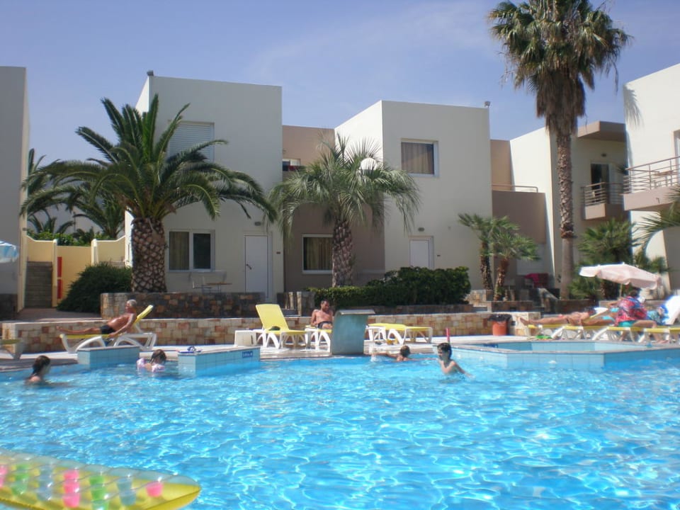 Basen przy recepcji z brodzikiem Hotel Meropi