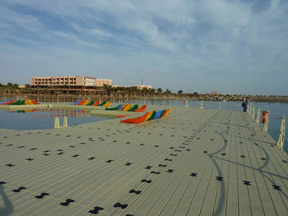 Plattform mit 3 Leitern zum Meer sowie Innenpool Pickalbatros Palace Resort