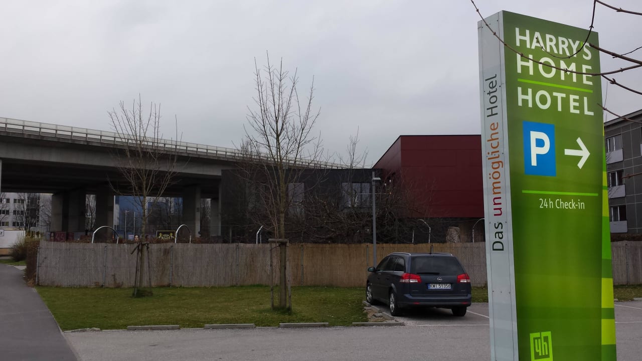 Blick auf die Autobahn Hotel Harry's Home Linz