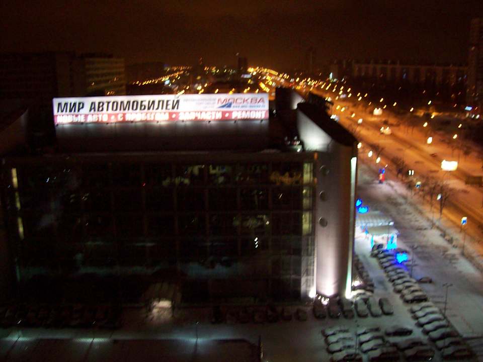 Nachts 3.42 Uhr mit Blick auf`s Autohaus "MIR" Milan Hotel Moscow