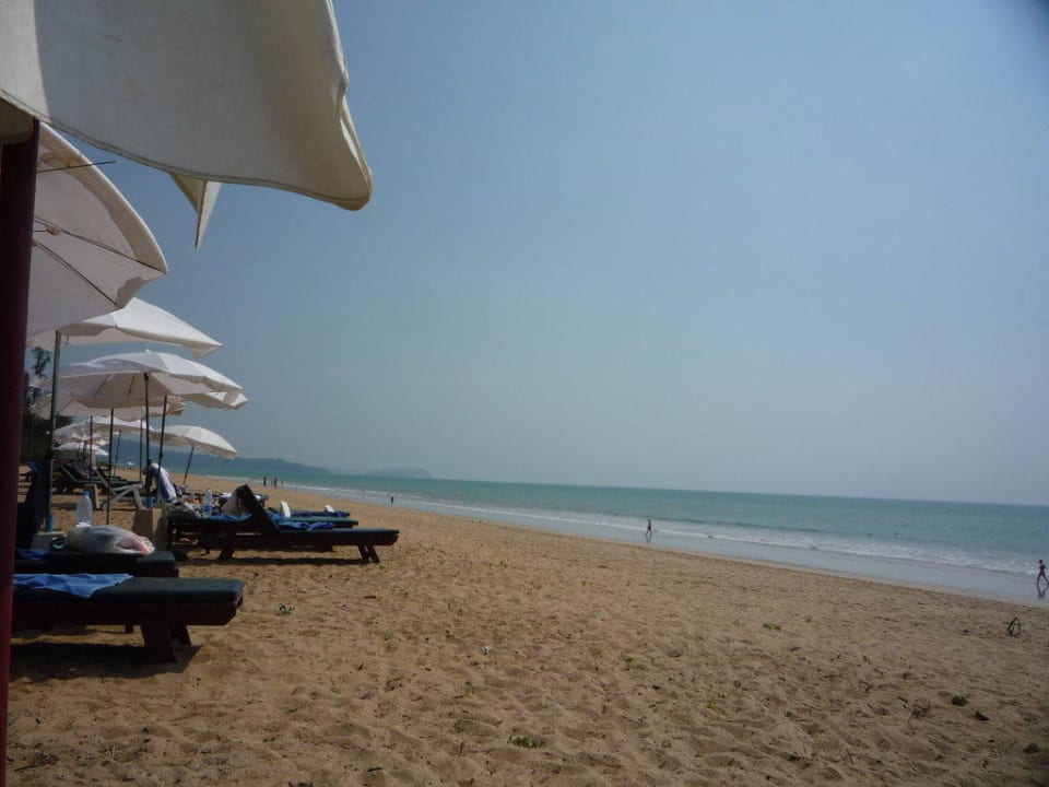 Blick von der Liege den Strand entlang Khaolak Orchid Beach Resort